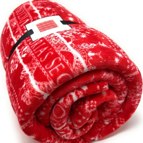 VS Snowflake Sherpa Blanket! - Picture 4 of 5